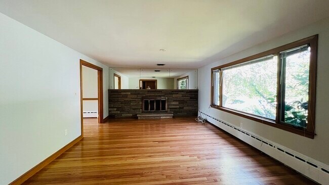 Building Photo - 252 Linden St