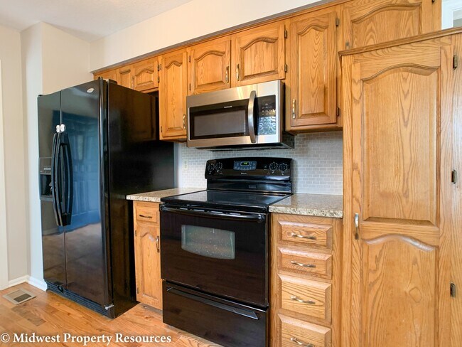 Foto del edificio - Spacious home with so many updates!  3 bedroom 2.5 baths in Blue Springs
