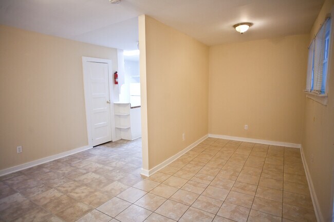 Building Photo - Adorable Studio Apartment on N. Columbia - Walk to UNC and downtown!
