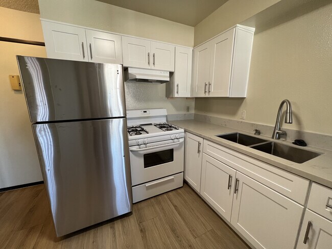 Cocina: encimeras, gabinetes y fregadero remodelados. - 504 Normandie Ave