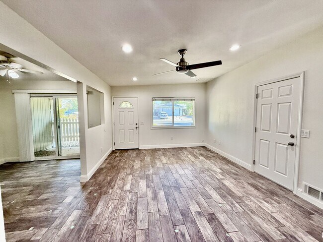 Foto del edificio - 890 Athan Ave