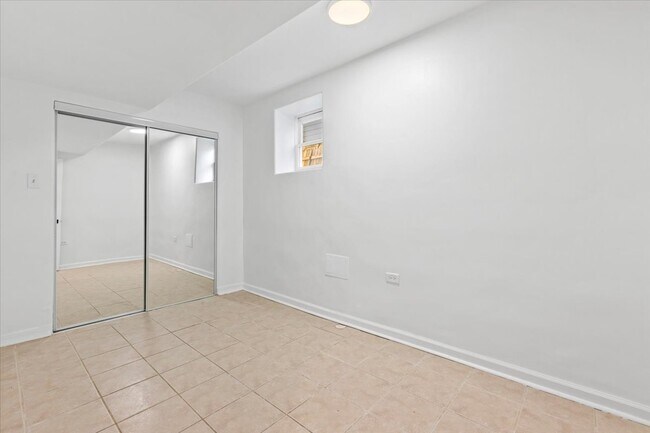 Foto del edificio - 2433 W Fletcher St