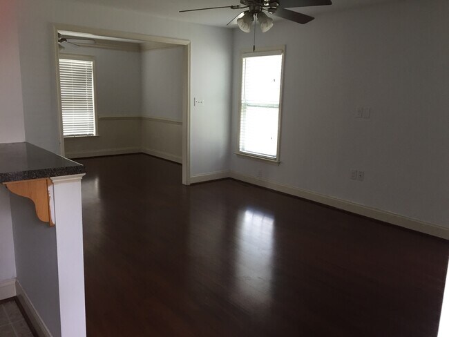 Foto del edificio - 1712 Kemper St