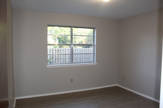 Building Photo - 1414 N Live Oak St