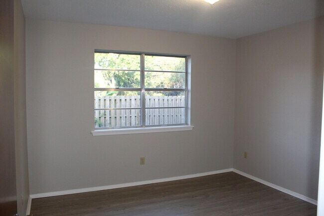 Foto del edificio - 1414 N Live Oak St