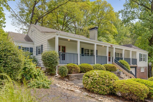 Building Photo - Spacious 3/2 w/ 2-Car Garage Two Blocks fr...