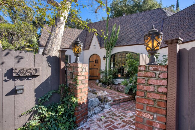 Building Photo - 5852 Tuxedo Ter