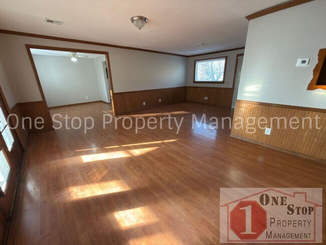 Building Photo - Amazing 3 Bedroom, 1.5 Bathroom in Raytown!