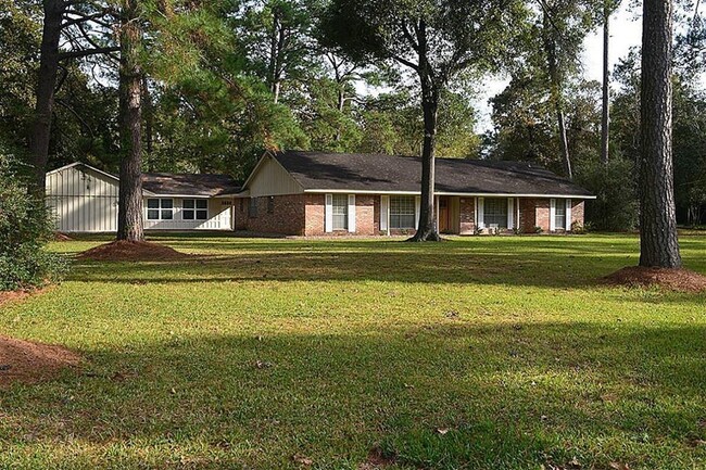 Building Photo - Kingwood Over 1 Acre & 3 Car Garage!