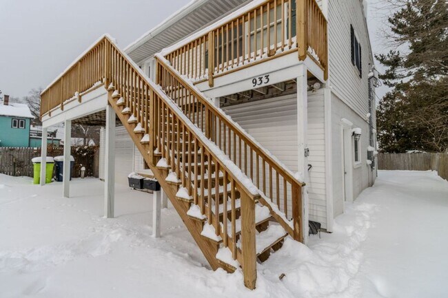 Foto del edificio - 933 E Front St