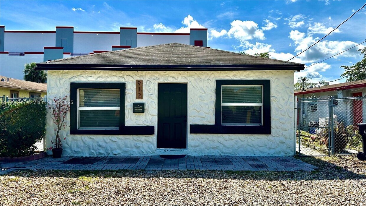 Foto principal - 912 NW 2nd St
