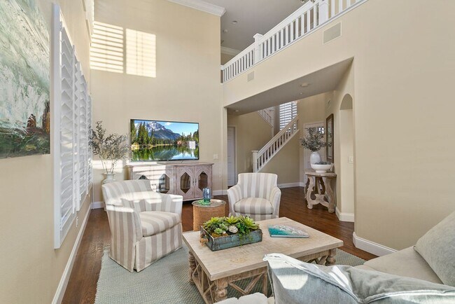 Building Photo - This Beautiful Fully Furnished Monarch Bea...