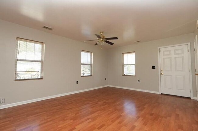 Foto del edificio - 18007 Lynn Ln