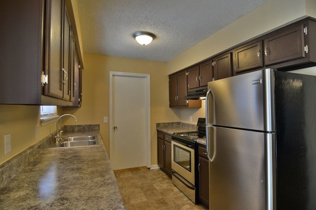 Building Photo - 924 Flora Dr