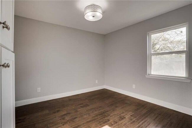 Building Photo - 1728 W Red Bird Ln