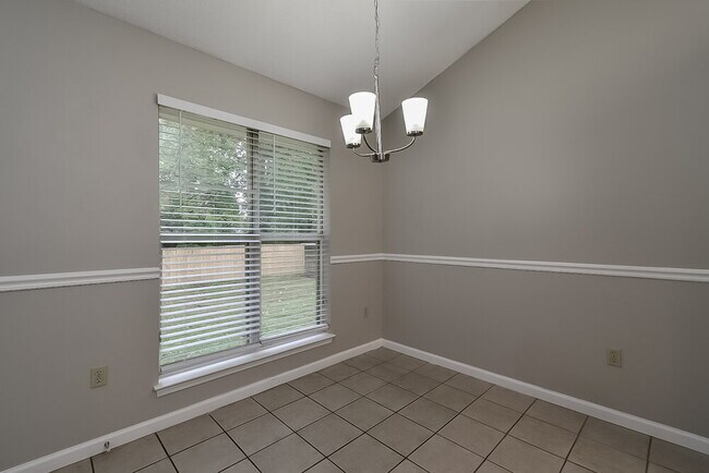 Foto del edificio - 6536 Rosewood Dr