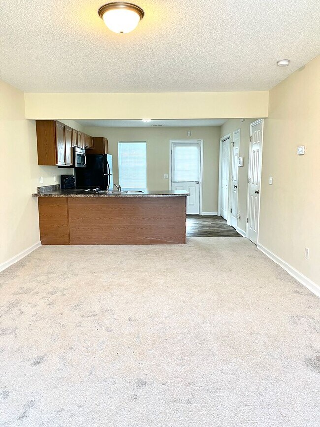 Foto del edificio - Charming 2BR Townhome Minutes from Hwy 172 Back Gate