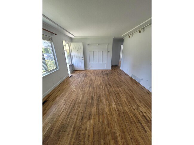Building Photo - 15439 Oxenham Ave