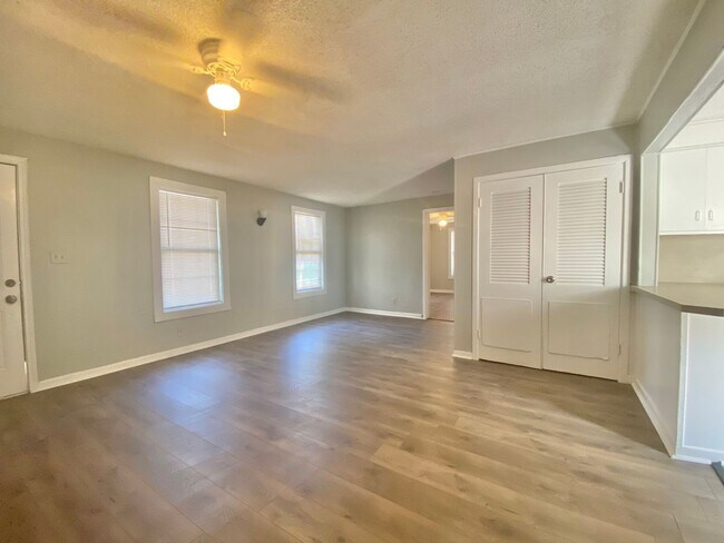 Foto del edificio - Coming soon 3 bed 2 bath near Clapp Park