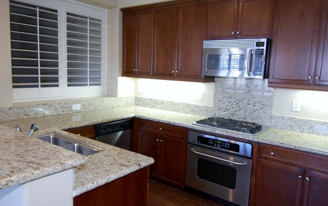 Building Photo - Upgraded 2 bedroom/ 2 bath in the heart of...