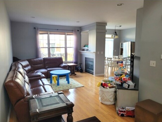 Foto del edificio - 453 Pine Lake Cir