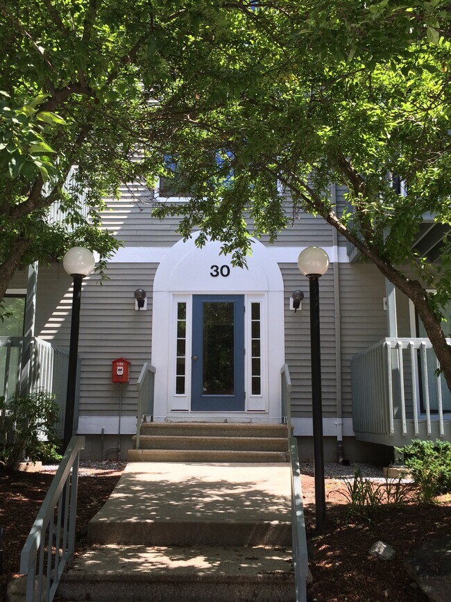 Foto del edificio - 30 Ledgewood Hills Dr