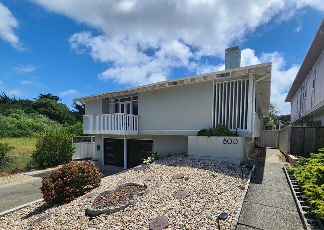 Building Photo - Meticulous Mid Century home with stunning ...