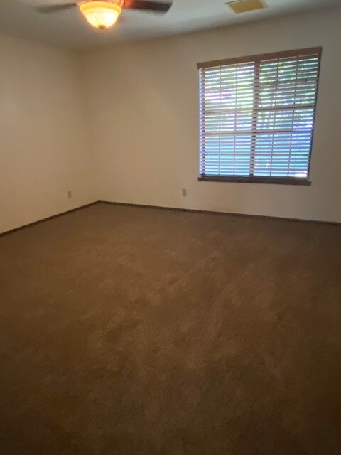 Foto del edificio - 1001 Meadowview Ln