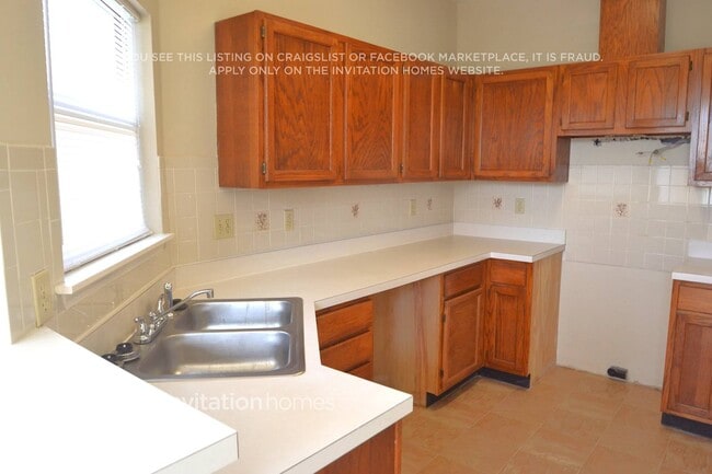 Building Photo - 1651 Ashwood Cir