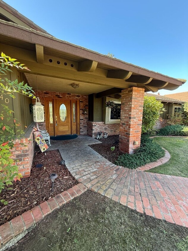 Foto principal - Ranch Style Home on Large Lot with Circular Driveway