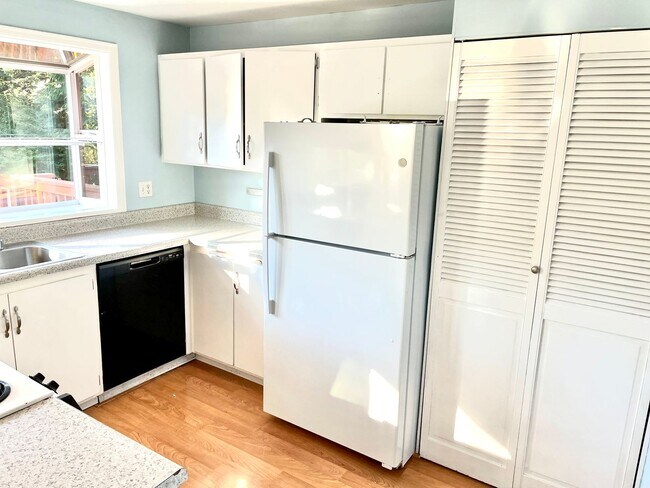 Building Photo - Lake Washington School District3-bedroom, ...