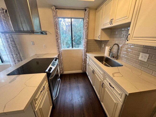 Foto del edificio - Large 1BR/1BA Updated End Unit (Upper Floor) Condo in Alpine Oaks