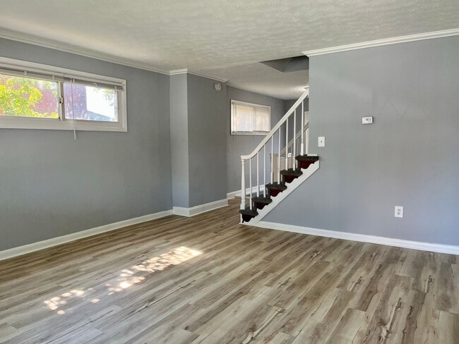 Building Photo - Charming 3 Bedroom/ 2.5 Bathroom in Middle...