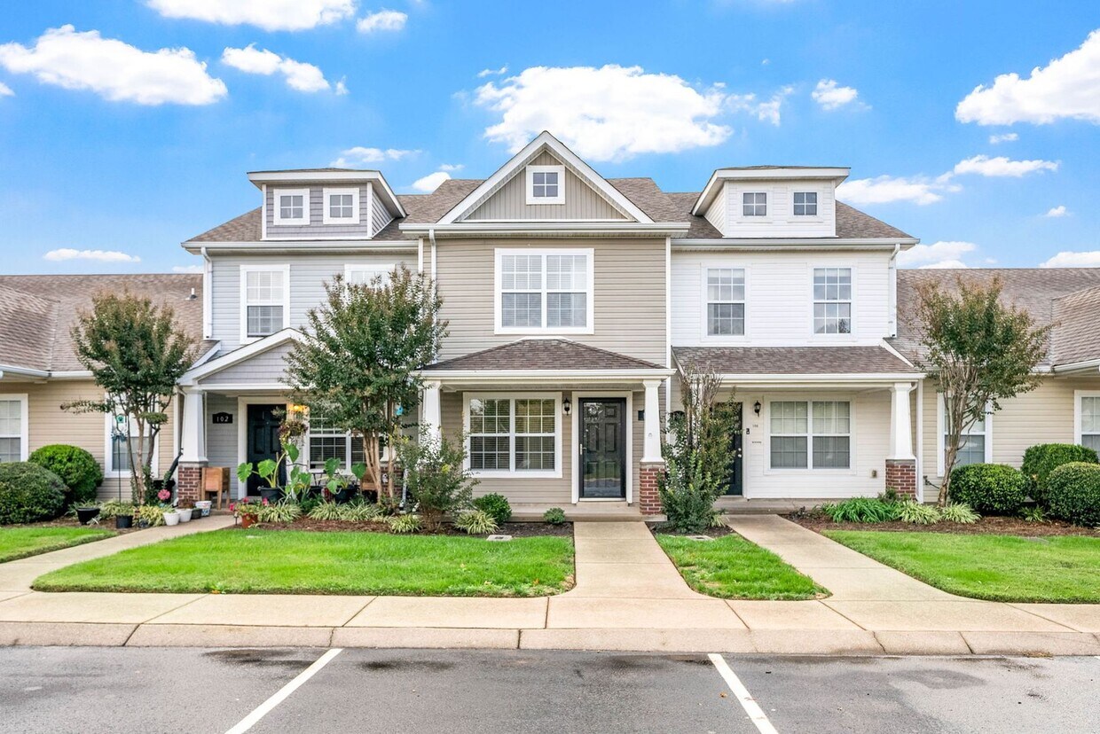 Foto principal - Large 2 Bedroom 2 1/2 Bath Dog Friendly Co...