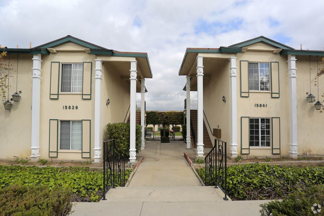 Building Photo - 15839-15841 Landmark Dr