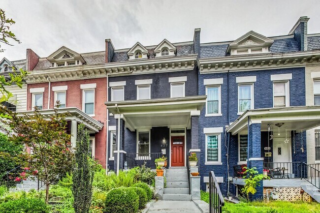 Building Photo - Gorgeous 4 Bed + 3.5 Ba totally renovated row home in Columbia Heights