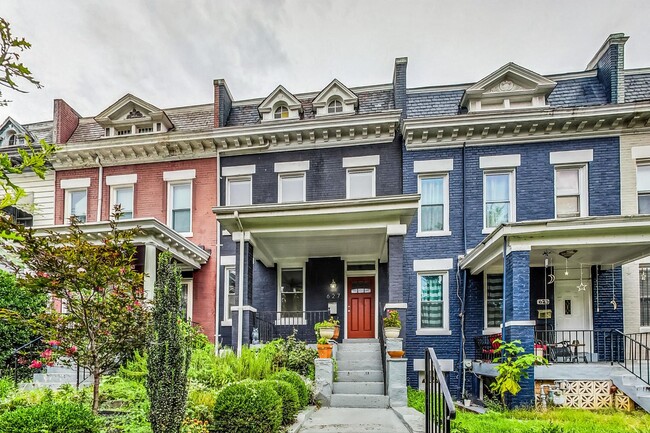 Foto del edificio - Gorgeous 4 Bed + 3.5 Ba totally renovated row home in Columbia Heights