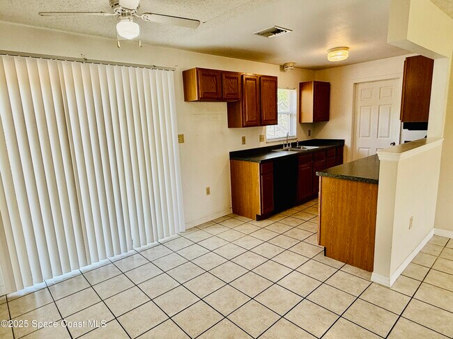 Building Photo - 2245 Dolphin Rd