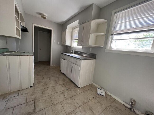 Building Photo - 1106 Stratford Rd