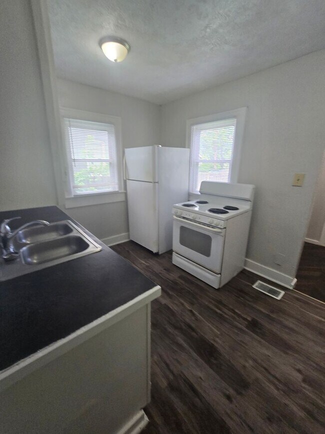 Foto del edificio - SOUTHSIDE TWO BEDROOM DUPLEX WITH LARGE BACK YARD