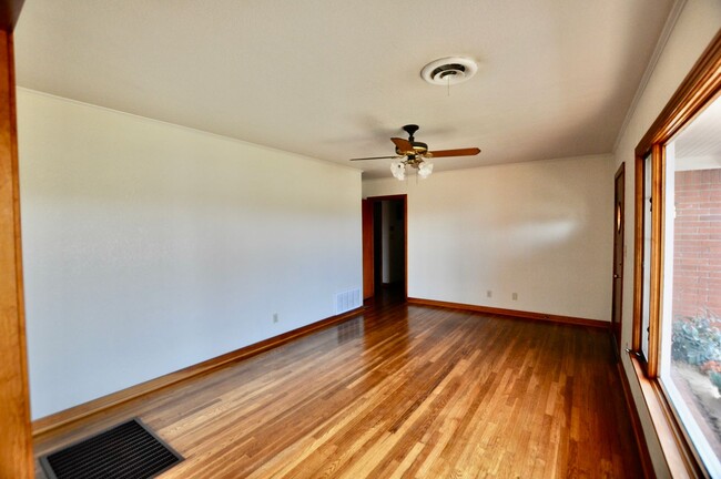 Foto del edificio - FOR LEASE! Nice 5 BR - 3 Bath - 2,600+ sf ...