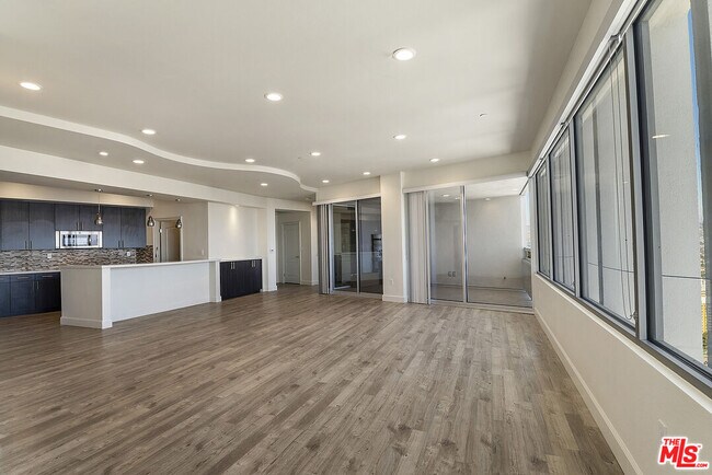 Building Photo - 5670 Wilshire Blvd