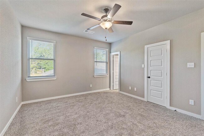 Building Photo - 9748 Grosbeak Ln