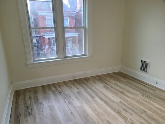 Building Photo - 828 Collins Ave