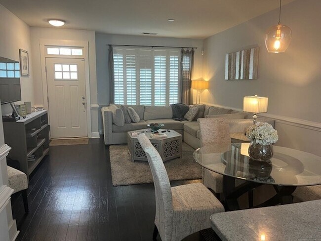 Building Photo - 3 Bedroom Townhome in Charlotte