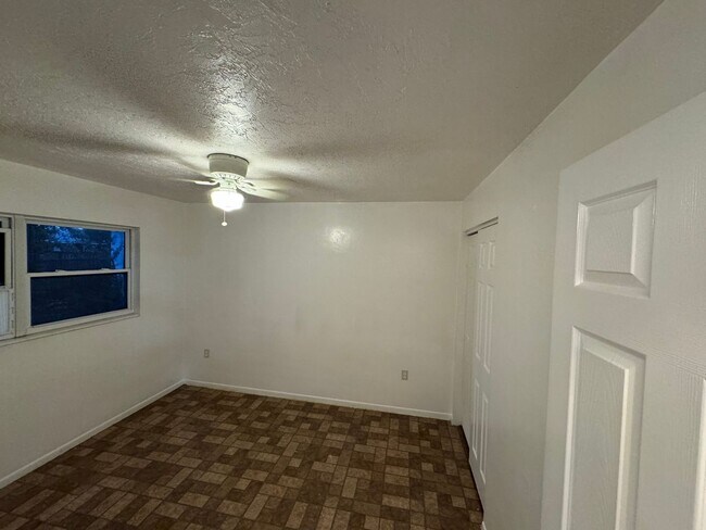 Building Photo - EARLm Duplex 5005 19th St W Bradenton