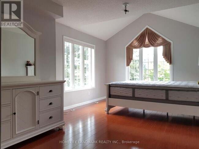 Photo du bâtiment - 8 Cox Blvd