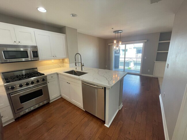 Building Photo - Beautiful and Modern Townhome in The Bay a...