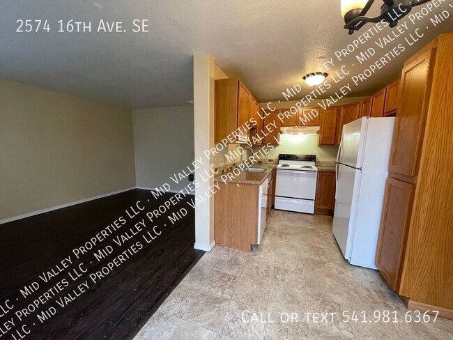 Foto del edificio - Three Bedroom Home in Triplex Available Im...