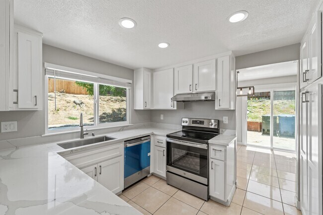 Building Photo - 2731 Mayflower Dr